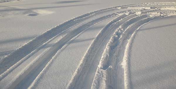 スタッドレスタイヤは性能と地域の降雪量で選ぼう