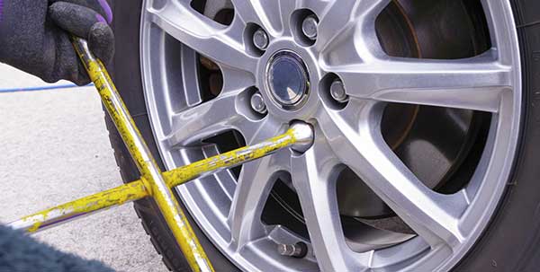 マツダ2（デミオ）のスタッドレスタイヤ交換時の注意点