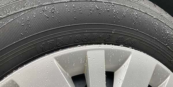 タイヤのウェット性能とは?見るべき3つのポイント