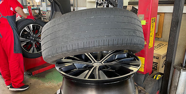 タイヤ組み換えの作業は専用の機械を使う