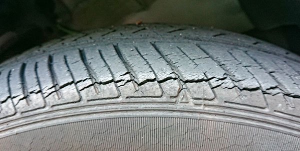 タイヤのヒビ割れの許容範囲と基準