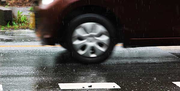 雨の日はスリップしやすい