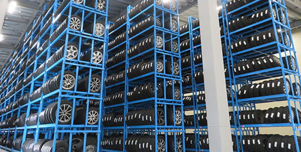タイヤワールド館ベストでは、約15万本収納可能な倉庫で適切に保管します。