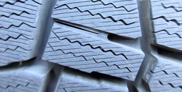 そもそも「硬度」とは？なぜスタッドレスでゴムの硬さが重要なのか