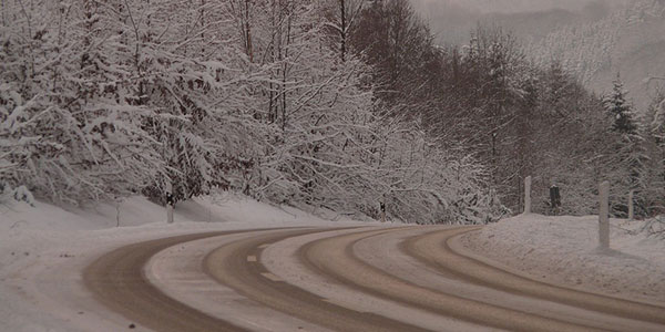 凍った路面でスタッドレスタイヤが滑る原因