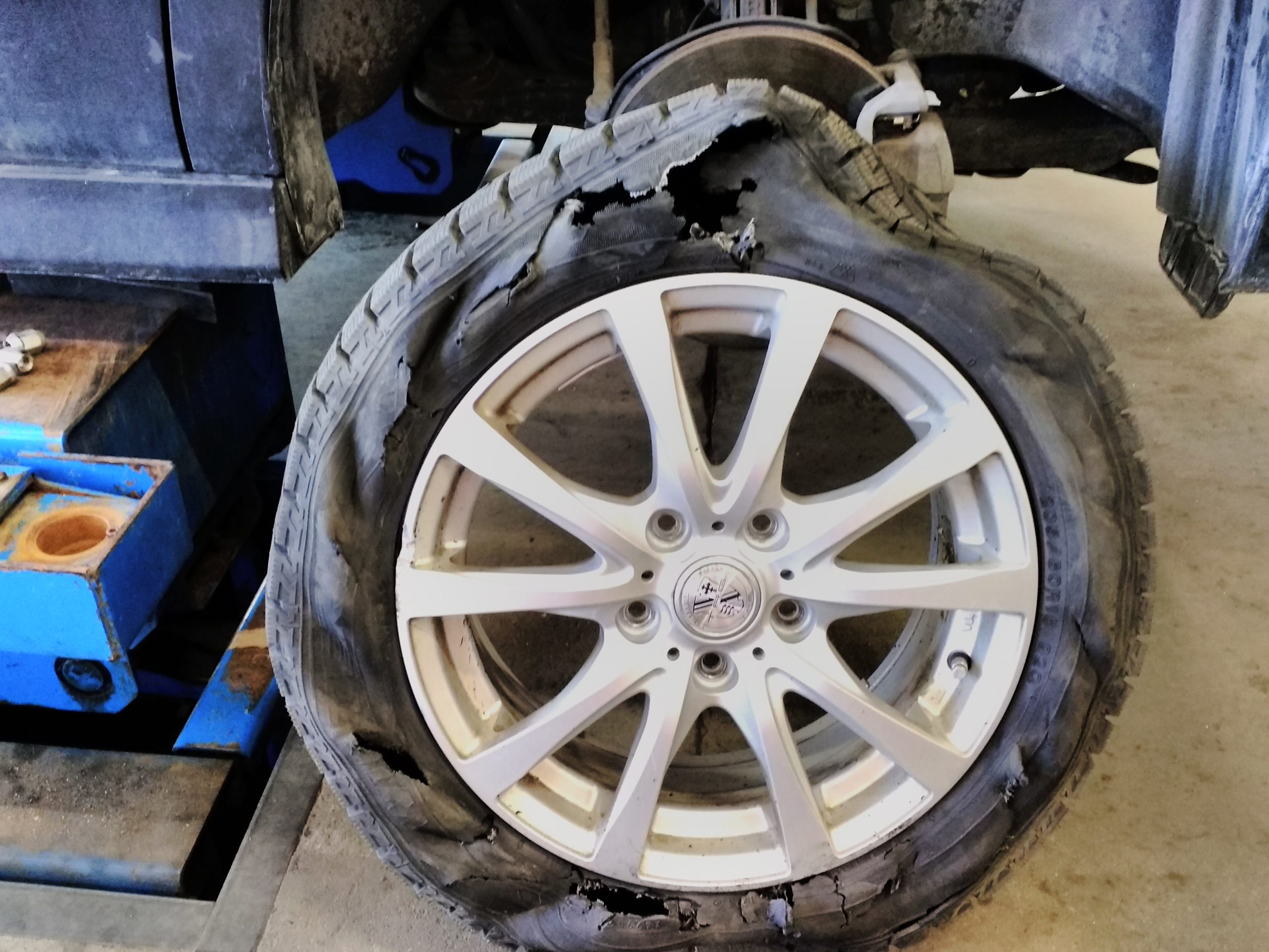 タイヤがパンク １本変える ２本変えた方がいい そのお悩み解決します タイヤワールド館best 店舗blog