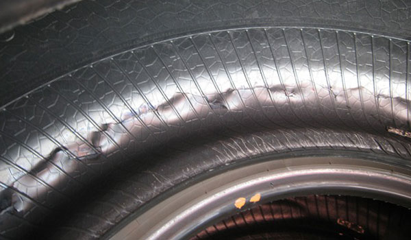 面に貼り付けられているゴム層の部分に損傷があるタイヤはパンク修理不可