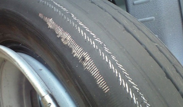ワイヤー剥き出しタイヤはパンク修理不可