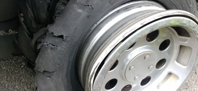 タイヤのバーストが起きてしまう原因は？予兆や修理可否についても解説