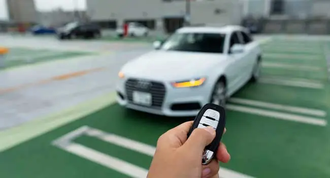 車のセキュリティアラームが鳴る原因は?今すぐできる止め方と誤作動への対処法のアイキャッチ画像