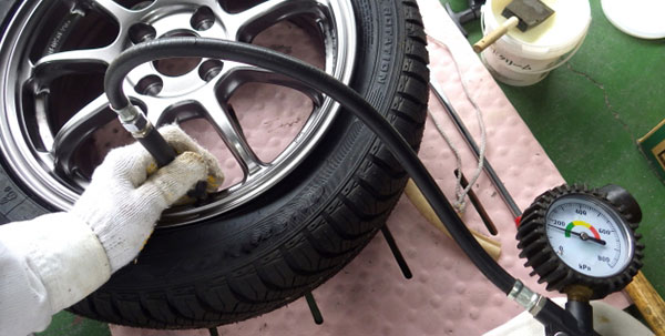 タイヤの空気圧を調整する方法