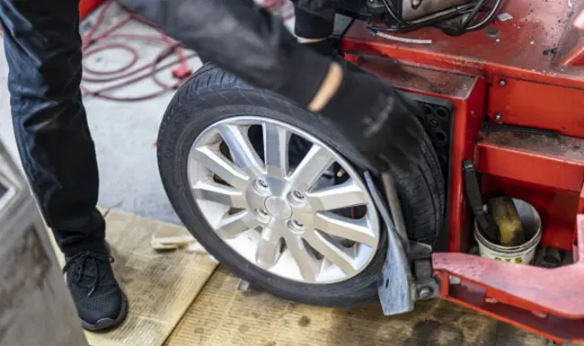 タイヤ交換時のホイールバランスは重要！崩れるとおこる危険と対策を解説