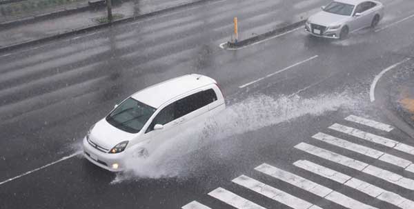 車は水深何センチで走行できなくなる？