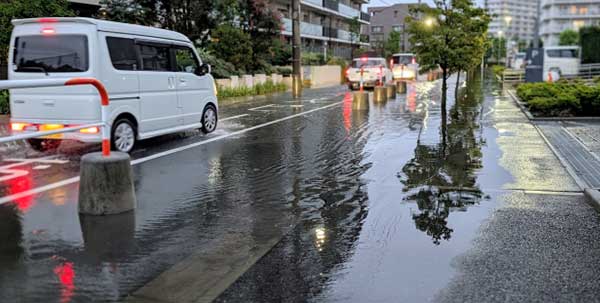 車の窓はどこを割る？脱出用ハンマーの正しい使い方